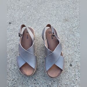 Clarks Women's Gray Cross-Strap Slingback Sandals Size 8.5